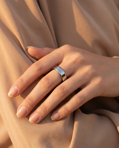 Mudrika Ring in silver, worn by a female hand model